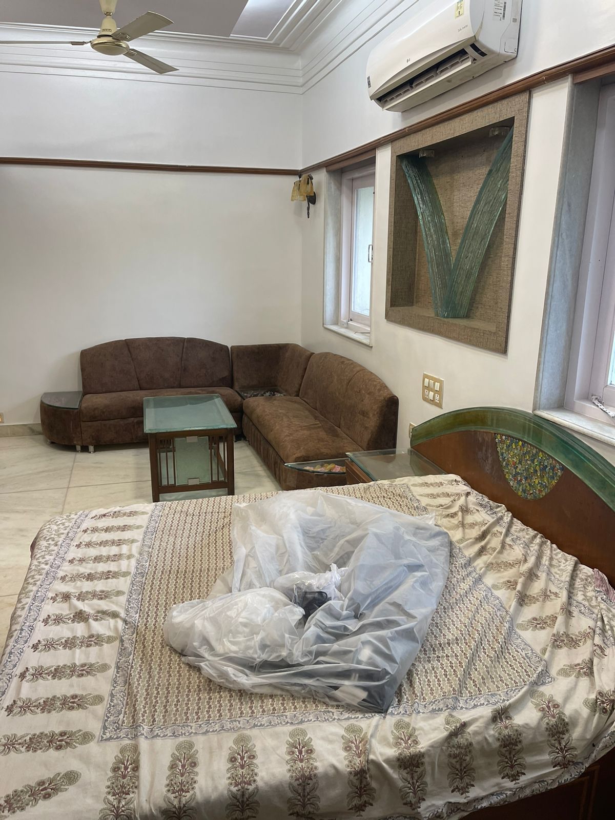 1 BHK Semi Furnished in Park Avenue , Andheri West